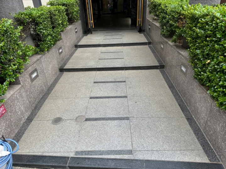建物エントランスの石材床洗浄｜作業状況 施工後