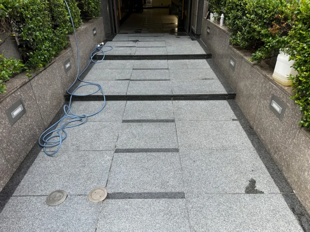 建物エントランスの石材床洗浄｜作業状況 施工写真 2