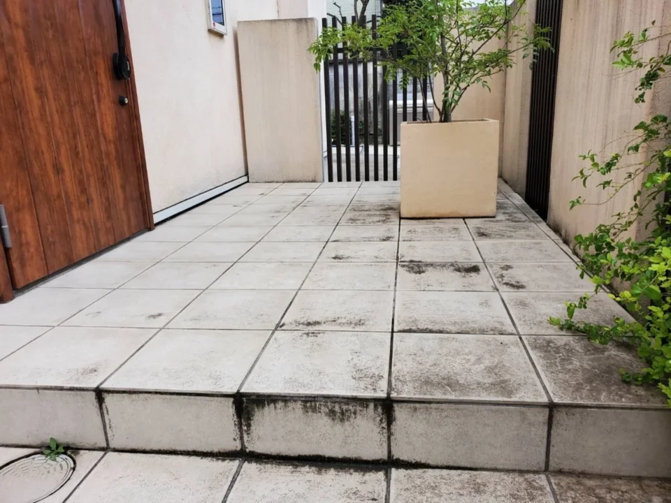 住宅玄関アプローチの床タイル洗浄｜施工前後 施工前