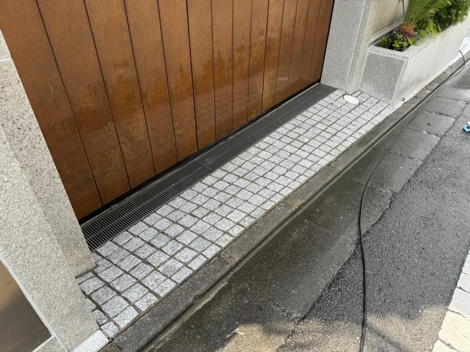 建物出入口まわりの石材床洗浄|施工状況 施工後