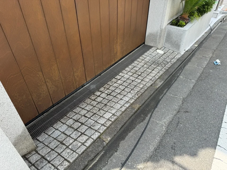 建物出入口まわりの石材床洗浄|施工状況 施工前