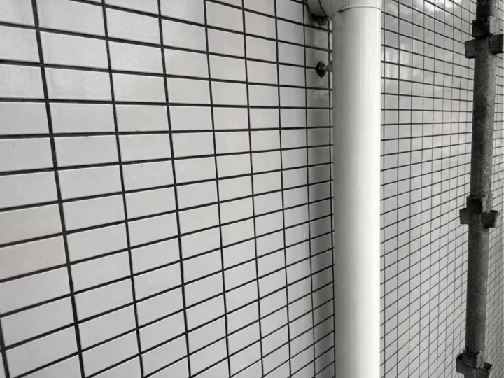 白色外壁タイルの洗浄｜点状汚れの施工前後 施工後
