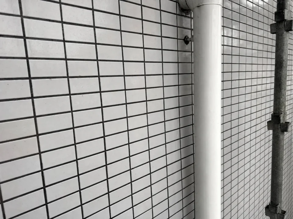 白色外壁タイルの洗浄｜点状汚れの施工前後 施工後
