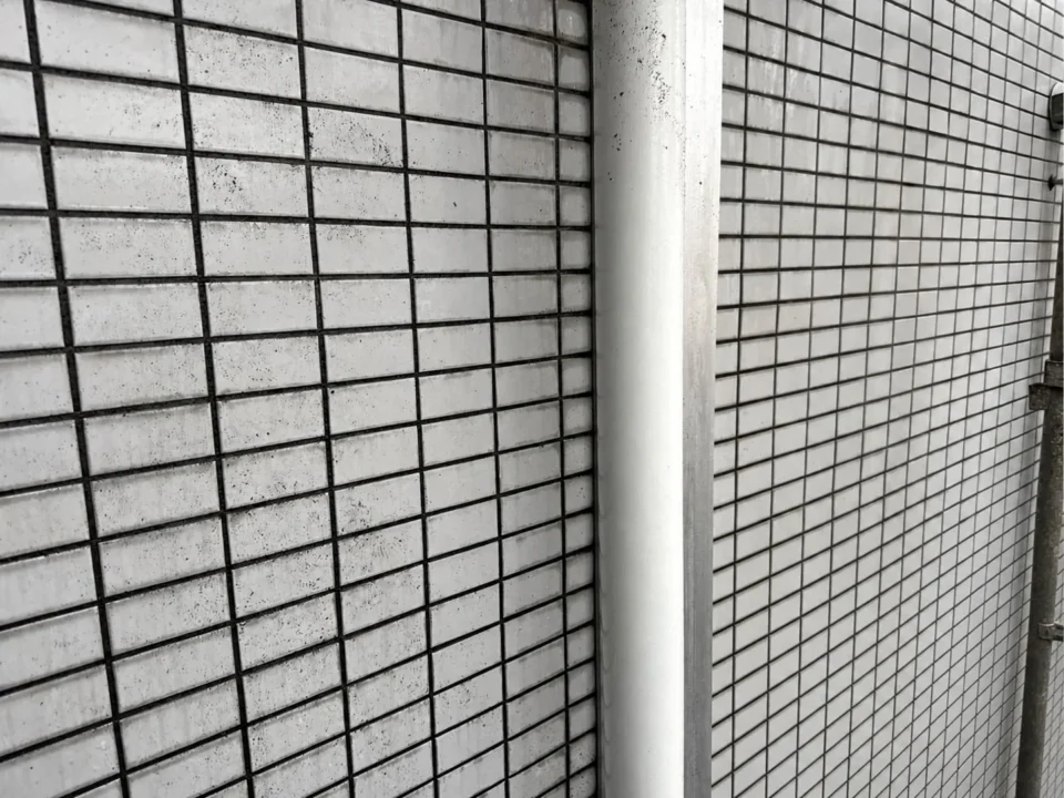 白色外壁タイルの洗浄｜点状汚れの施工前後 施工前